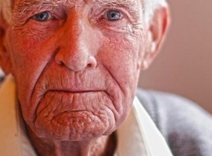 Idős asszony kiabál a 86 éves férjével a piacon ... Oka azonban nem hétköznapi