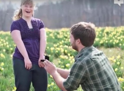 A lelkész leállítja az esküvőt, majd megkéri a menyasszonyt, hogy álljon arrébb, amíg a vőlegény fogadalmat tesz a menyasszony Down-szindrómás húgának