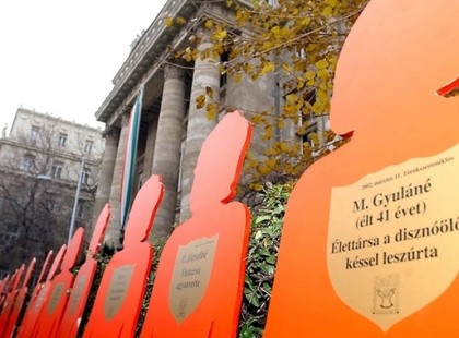 Többszázezer nőt bántalmaz a párja Magyarországon