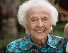 A menyasszony meglepte 102 éves nagymamáját, aki nem tudott jelen lenni az esküvőn