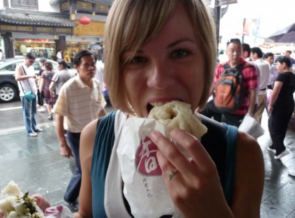 Súlyos bírság járhat érte, már enni is tilos az utcán! A héten lépett életbe a rendelkezés!!!