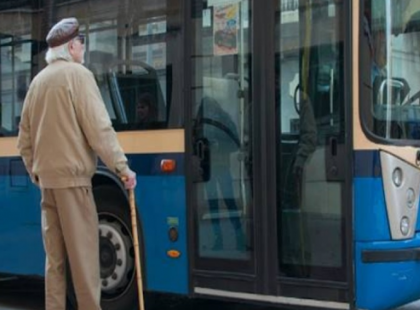 MA HAZAFELE UTAZTAM, AMIKOR EGY MEGTÖRT, SÍRDOGÁLÓ BÁCSI ÜLT MELLÉM A BUSZON. MEGKÉRDEZTEM TŐLE, HOGY MI A BAJ - VÁLASZA EGY ÉLETRE SZÓLÓ LECKE VOLT, PEDIG CSAK EZ A 2 MONDAT VOLT...