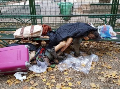 Döbbenet! Éppen hazafele sétáltam, mikor megakadt a szemem ezen az elesett emberen. Kérem valaki mondja el vagy magyarázza meg.. Mi folyik itt?!