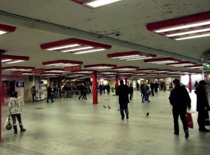 MÁR ÉPP SZEDTE VOLNA EL A KISFIÚ PÉNZÉT EGY VISSZATASZÍTÓ FÉRFI, AMIKOR VÁRATLANUL OTT TERMETT EGY NŐ... BÁRKI PÉLDÁT VEHETNE ERRŐL AZ ANYUKÁRÓL! KÉRJÜK ADJÁTOK EZT TOVÁBB!