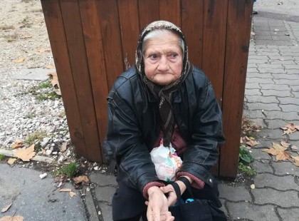 Kispesten a piacnál ül ez a néni, és sír, éhezik s fázik