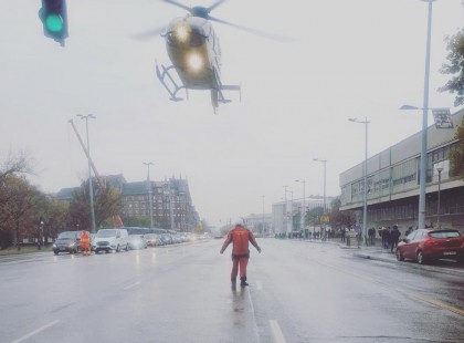 3 éves gyerek életéért küzdenek a mentők, lezárták az Üllői utat