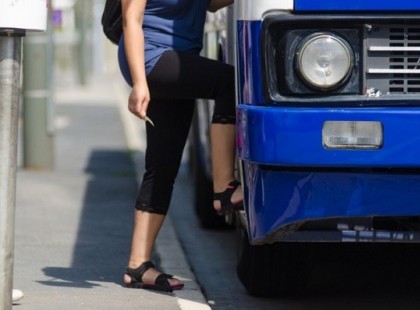 ELSZOMORÍTÓ, KI ALÁZTA MEG A BUSZON A TÖRÉKENY KISMAMÁT!