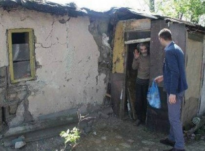 A 71 éves bácsi egy viskóban lakott – aztán jön két idegen és megtette azt amire az állam képtelen volt