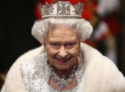 VÉGE! Erzsébet királynő átadja a hatalmat! Ő lesz a britek következő uralkodója :