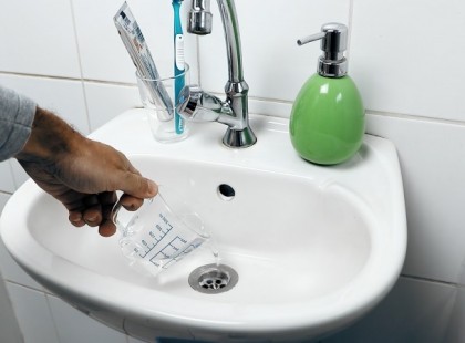 EZT AZ filléres és pofonegyszerű, de AGYAFÚRT TRÜKKÖT EGY idős NÉNI ÁRULTA EL NEKEM. NEM HITTEM NEKI ADDIG, AMÍG SAJÁT MAGAM KI NEM PRÓBÁLTAM! A DUGULÁS AZONNAL MEGSZŰNT!