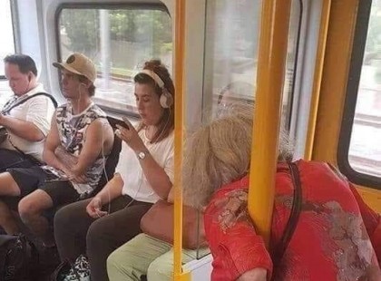 Ma a villamoson nem adták át a helyet ennek az idős néninek, ekkor jött egy roma ember és ezt tette