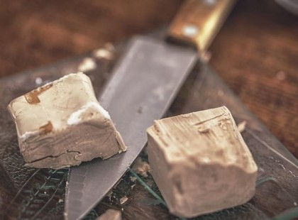 Csak EZT az olcsó házi kencét használja az anyósom, de olyan sima lett tőle a bőre, hogy azt hittem, ráncfelvarrása volt