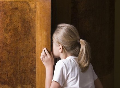 Megfenyegették a szülei, hogy ne tegye, mégis benézett a tárolóba. Zokogva rogyott össze, amikor ezt meglátta: