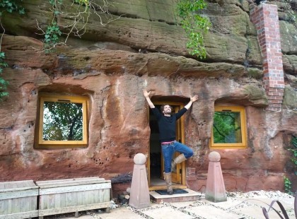 Mindenki gúnyolta, hogy egy barlangban lakik. Aztán, mikor megmutatta lakását belülről, már nem nevettek rajta: