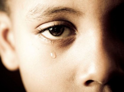 Ma egy 6 év körüli kislány ült mellém a kutyafuttatón. A kezein tenyér alakú véraláfutás volt.. ekkor megjelent az apja..