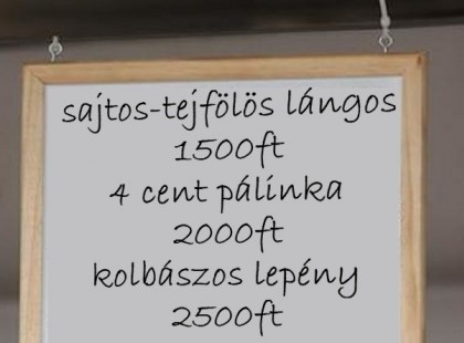 Karácsonyi vásáron voltunk, és megéheztünk, de ahogy megláttuk az árakat, elment az étvágyunk.