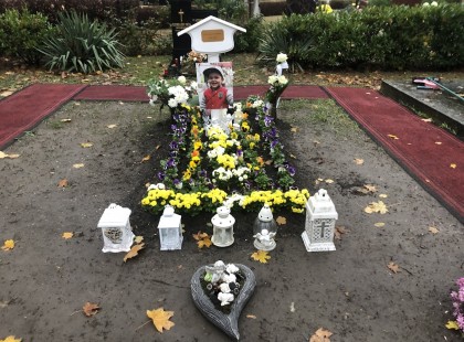 Ma kimentünk Dávidka sírjához, valaki ellopta róla az összes plüssmacit