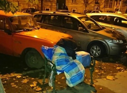 Napok óta a 7. kerületben éjszakázott ez a néni a padon, ma reggelre elhunyt