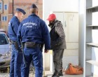 Bilincsben vitték el a volt mérnököt, aki hajléktalan életmódra kényszerült Gödöllőn. A bácsi sírva könyörgött, de senkit nem érdekelt. Mutatjuk a részleteket: - Ugyan kérjük ossza meg, aki szerint ez már túlmegy minden határon!