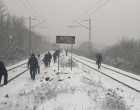 3 centi hó miatt leállt a MÁV vonata..10 kilométert gyalogolnak az utasok