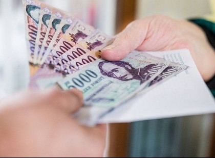 2 perce jött a HÍR :Egyáltalán NEM VÁRT pénzt kap sok, 199 500 forintnál kevesebből élő nyugdíjas!!! Napokon belül viszi is a POSTÁS!!!!!