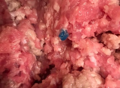 VETTEM MA DARÁLTHÚST Az egyik legnagyobb magyar szupermarketben, AMIKOR ELKEZDTÜK PIRÍTANI, EZT A MEGLEPETÉST TALÁLTUK BENNE. TUDJA MI EZ? Mi sajnos rájöttünk….