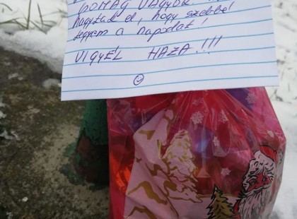 Emberségből jeles!Én egy elhagyott csomag vagyok.Azért hagytak el ,hogy szebbé tegyem a napodat .