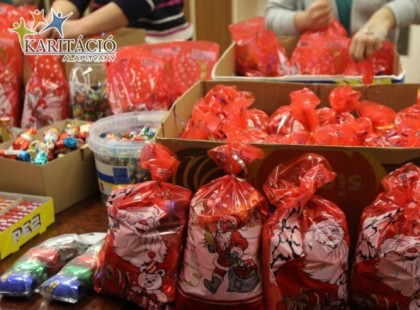 Idén ezer jól megtömött csomaggal készül a rászoruló gyerekek megörvendeztetésére a jótékonysági Mikulás.LESZ, AKI POSTÁN KAPJA! Több száz kiló szaloncukrot, ezernyi csokit és finomságot tesznek a csomagokba!