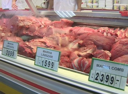 Fél kiló csirke lábat kért a nyugdíjas néni a hentesnél, mire a hentes: mama tán esküvő lesz..