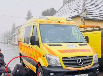 Tegnap egy mentőautó alatt fekvő emberre lettem figyelmes ! Hihetetlen ,hogy ez megtörtént Magyarországon ! Ezt üzenném ennek a két embernek