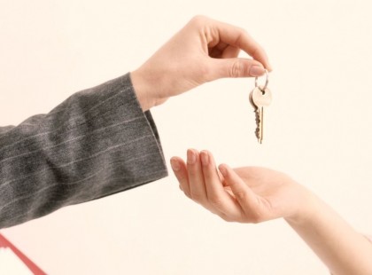 Pár perce jelentették be az ÚJ TÁMOGATÁST! Bútorozott ingyenlakást kaphatnak a fiatalok ebben a magyar városban >>>