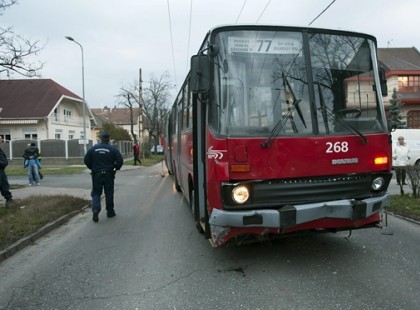 13 éves kislány szíve állt meg a 77-es trolin, a sofőr mentette meg