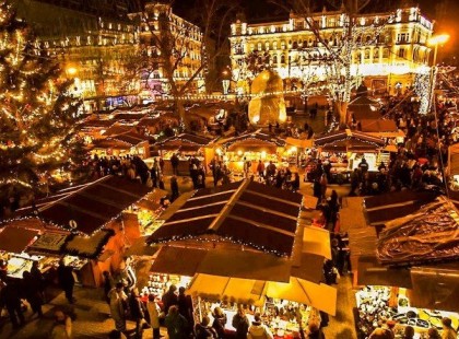 Szombat este kimentünk a karácsonyi vásárba a Vörösmarty térre! Minden csodálatosan indult, éppen válogattunk az egyik bódénál, amikor megtörtént…..SOHA életemben nem fogom tudni elfelejteni! :-( :-(