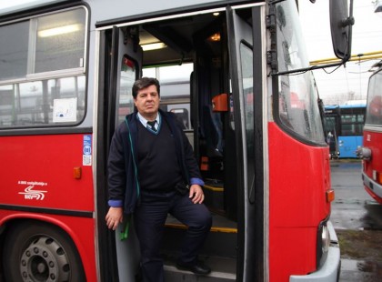 Ez a hős buszsofőr mentette meg a 18 éves szívhalált szenvedő lány életét a 77-es trolin