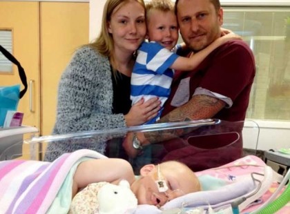 Lekapcsolták a gépekről a kislányukat, és búcsúzóul megcsókolták a homlokát. És akkor...