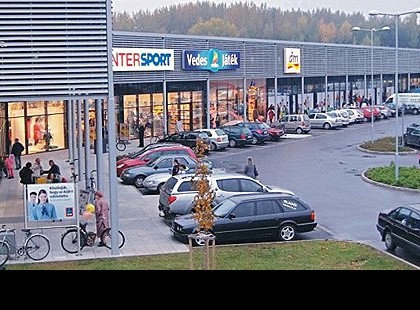 VÉGE A NÉPSZERŰ BEVÁSÁRLÓKÖZPONTNAK, KIVONUL Magyarországról, MINDEN ÜZLETET BEZÁR!