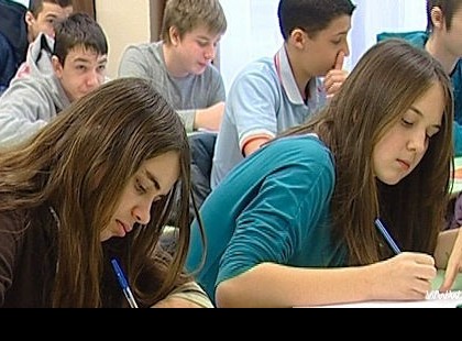 Friss! Megtiltanák az iskolákban a mobiltelefonok használatát! E helyett ezt tennék: