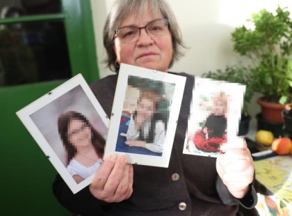 Zokogva emlékezik unokáiról a győri családírtásban elhunyt gyerekek nagymamája