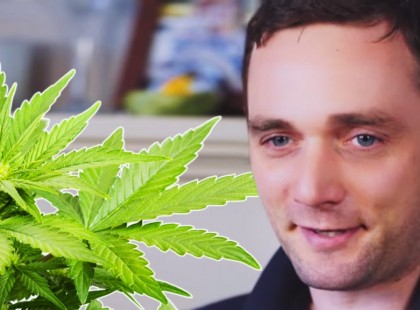 Alig egy évet adtak neki, a kannabisz gyógyította meg a bélrákját - videó