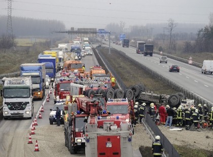 Hatalmas baleset az M1-esen: 20 km-es torlódás várható !Itt vannak a részletek