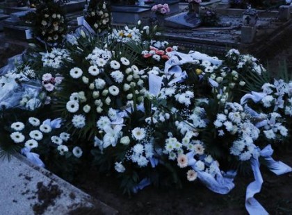 Két kis fehér koporsóban temették el a győri gyerekeket, szívszorító