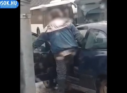 Videó – Olyan részegen ült egy férfi autóba, hogy beszélni sem tudott – Megpróbálták feltartani, de elhajtott