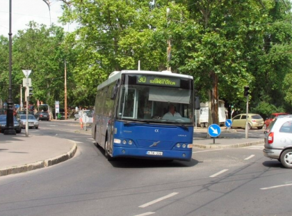 Mentem tegnap a busszal, jegyet váltottam és leültem, kisvártatva azonban mindenki a busz hátulsó fele irányába fordult, ahonnan kiáltás hallatszott! Megfordultam én is, aztán…