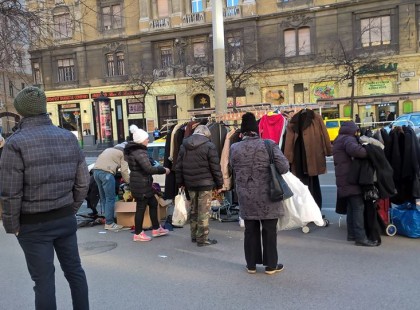 Jól öltözött kötött sapkás emberek, zsákszámra hordták a rászorulóknak kitett kabátokat