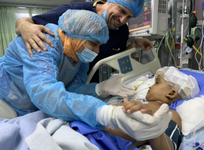 Azt a sebészt rúgták ki a Szent Margitból, aki a bangladesi ikrek maratoni szétválasztásában fontos szerepet játszott