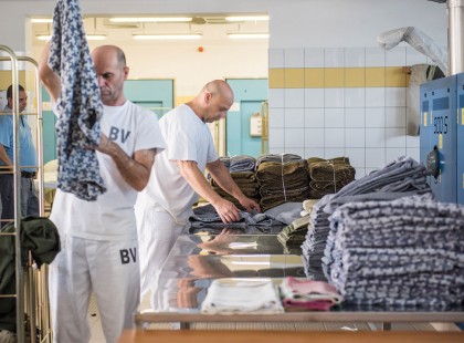 Eldőlt: 2020-ban sem emeli a kormány az öregségi nyugdíjminimumot,viszont fizetésemelést kapnak a rabok, ennyit keresnek januártól