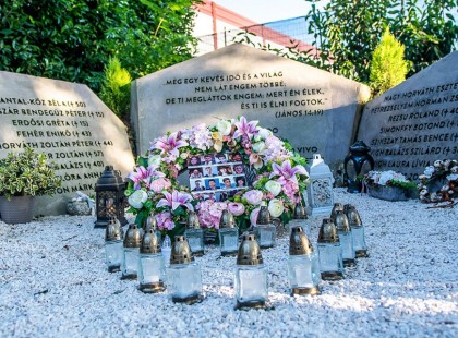 18 keresztet állítottak a veronai buszbaleset magyar sofőrjének háza elé, aki pofátlan dolgot tett ezután