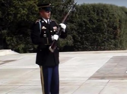 Az őr megkérte a tömeget, hogy 'mutassanak több tiszteletet és maradjanak csendben', miután a névtelen síroknál nevetgéltek