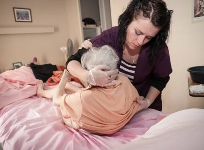 KŐKEMÉNY!! Hatalmasat szigorítottak a szülőtartáson! Akár a fizetésed felét is elperelhetik kórházak, idősotthonok, elfekvők stb! A szülő beleegyezése sem kell hozzá! Itt vannak a legfrissebb szabályok! – ITT A SZÜLŐTARTÁS: A FIZETÉSED FELÉT IS ELPERELHETIK