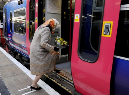Ez a néni bliccelni próbált a villamoson, de ekkor jött az ellenőr, és EZT tette vele.